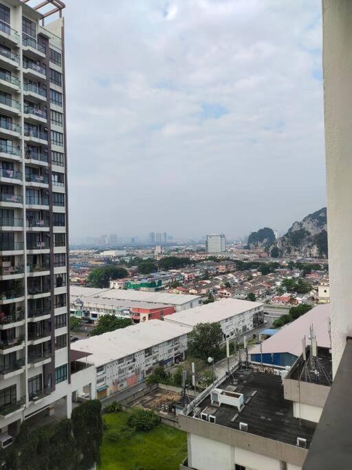 Appartement Urban360 Pool View With Netflix And Wifi à Batu Caves Extérieur photo